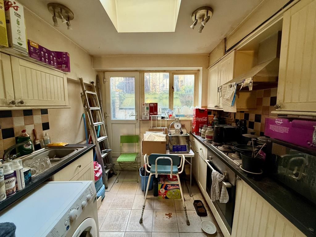 Lot: 152 - FREEHOLD RESIDENTIAL INVESTMENT - Basement - kitchen